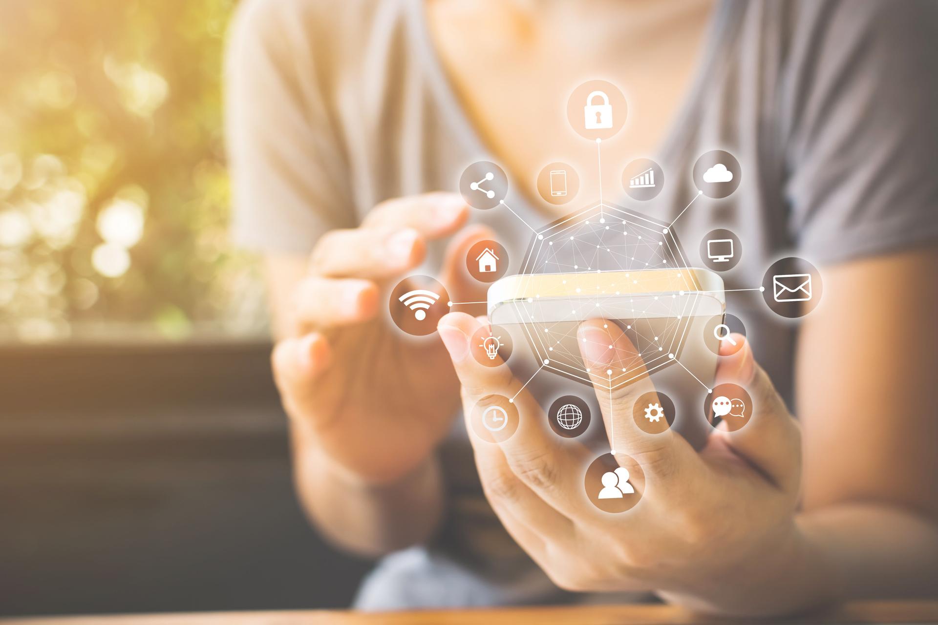 Mano de mujer asiática con smartphone con icono tecnología comunicación y de internet de las cosas (IOT). Concepto de vida inteligente innovadora comodidad