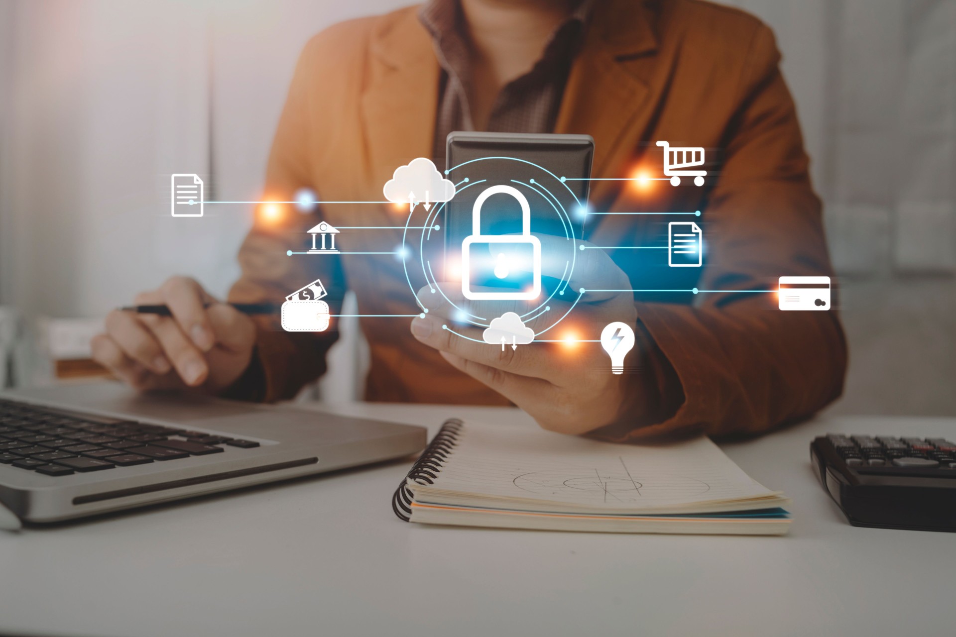 Conceptos de ciberseguridad y privacidad para proteger los datos. Icono de candado y tecnología de seguridad de red de Internet. Empresario que protege los datos personales en un teléfono inteligente con interfaces de pantalla virtual.