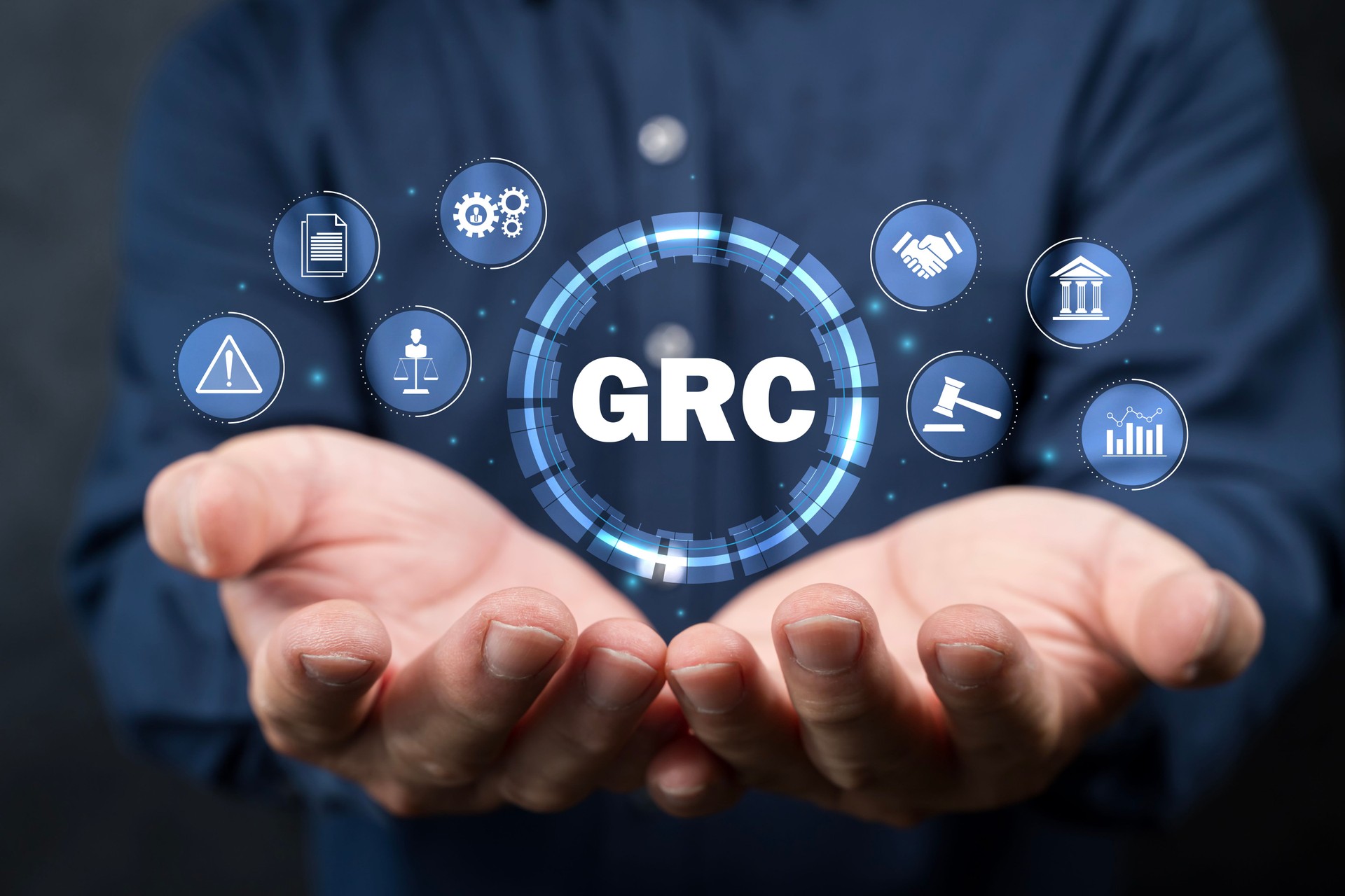 GRC, concepto de Riesgo de Gobernanza, y Cumplimiento. Hombre de negocios sosteniendo el icono de GRC en la pantalla digital.