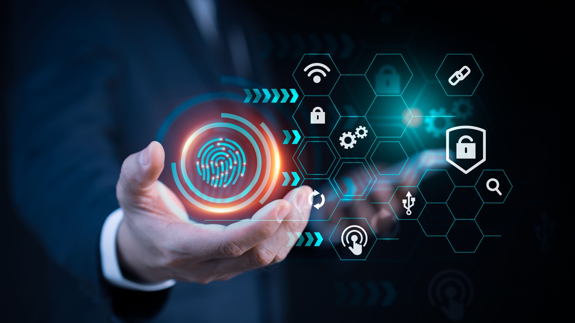 Un hombre de negocios señala un letrero de protección de escudo, que podría ser para la eliminación de virus informáticos, un seguro o un firewall de Internet. El concepto de ciberseguridad protege tus datos.