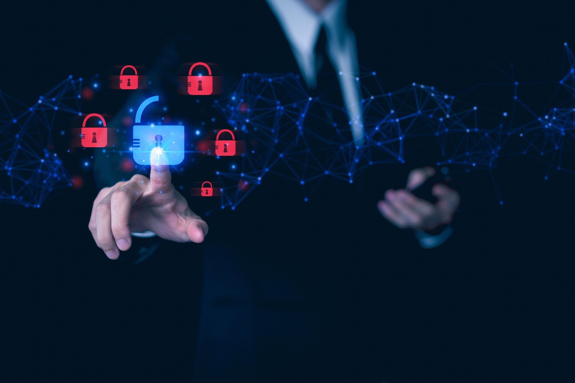 Cerradura táctil de mano de hombre de negocios. Alerta de advertencia de hackeo del sistema. Ataque cibernético a la red informática, virus, spyware, malware o software malicioso. Ciberseguridad y ciberdelincuencia. Información comprometida en internet