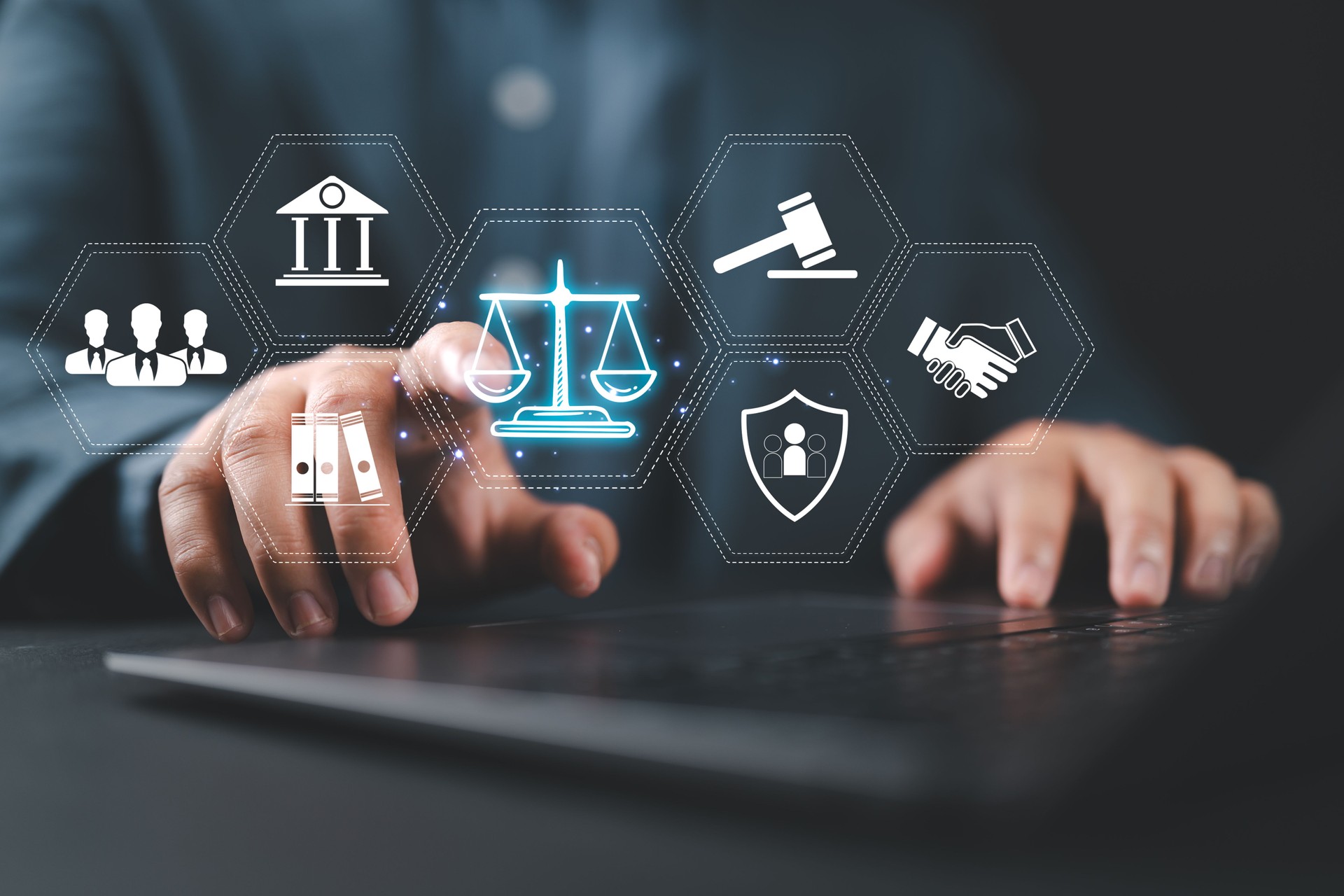 Profesional del Derecho con Iconos de la Justicia. Un profesional del derecho adecuado toca iconos virtuales que simbolizan la ley, la justicia y los servicios legales. Legislación mercantil, Notario, Abogado, Asesoramiento jurídico en línea