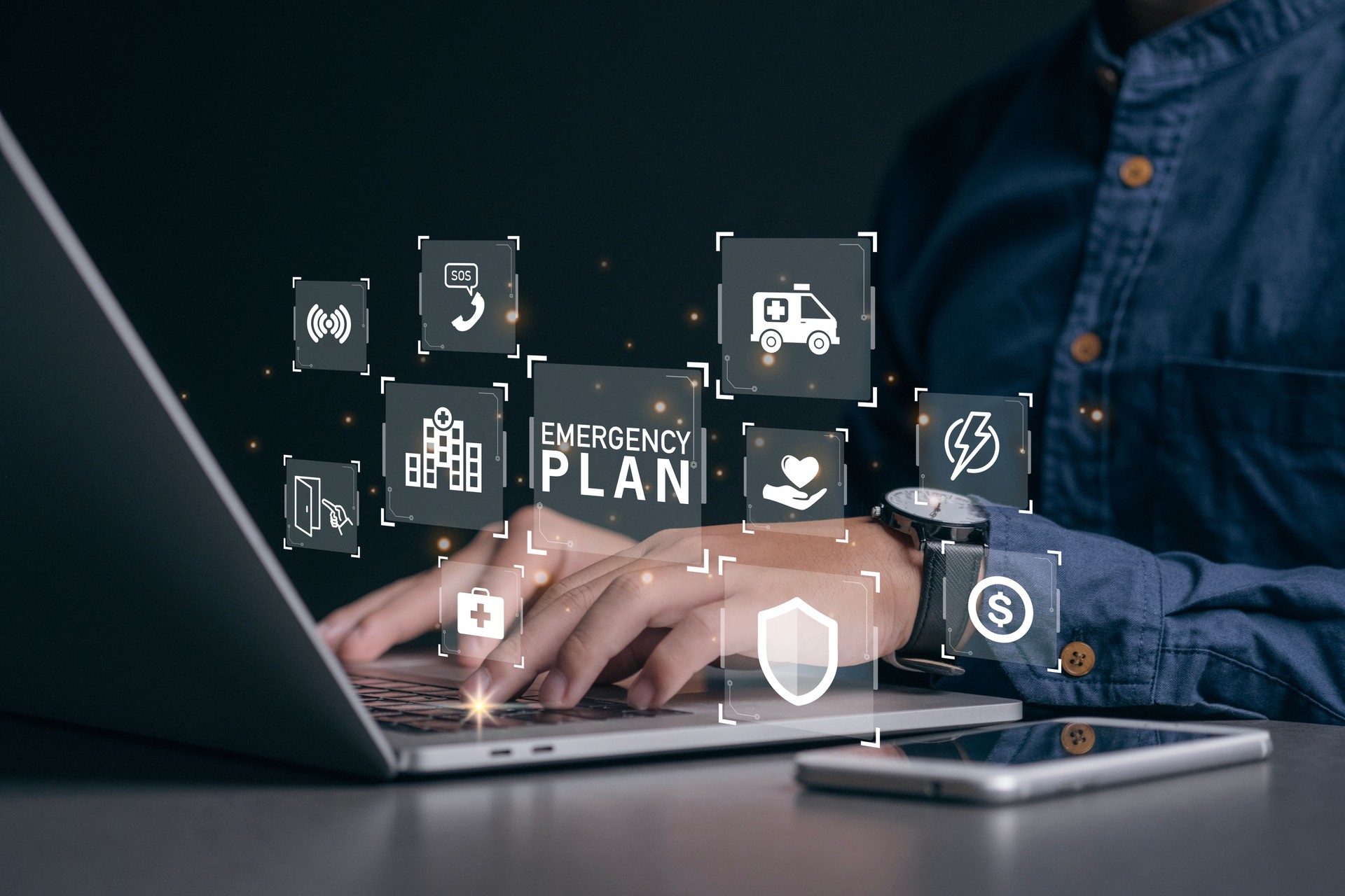 Hombre de negocios que usa una computadora para el icono del plan de emergencia para aprender y prepararse en una situación de emergencia. Concepto de Entrenamiento de Evacuación de Negocios. Concepto de Plan de Preparación para Emergencias